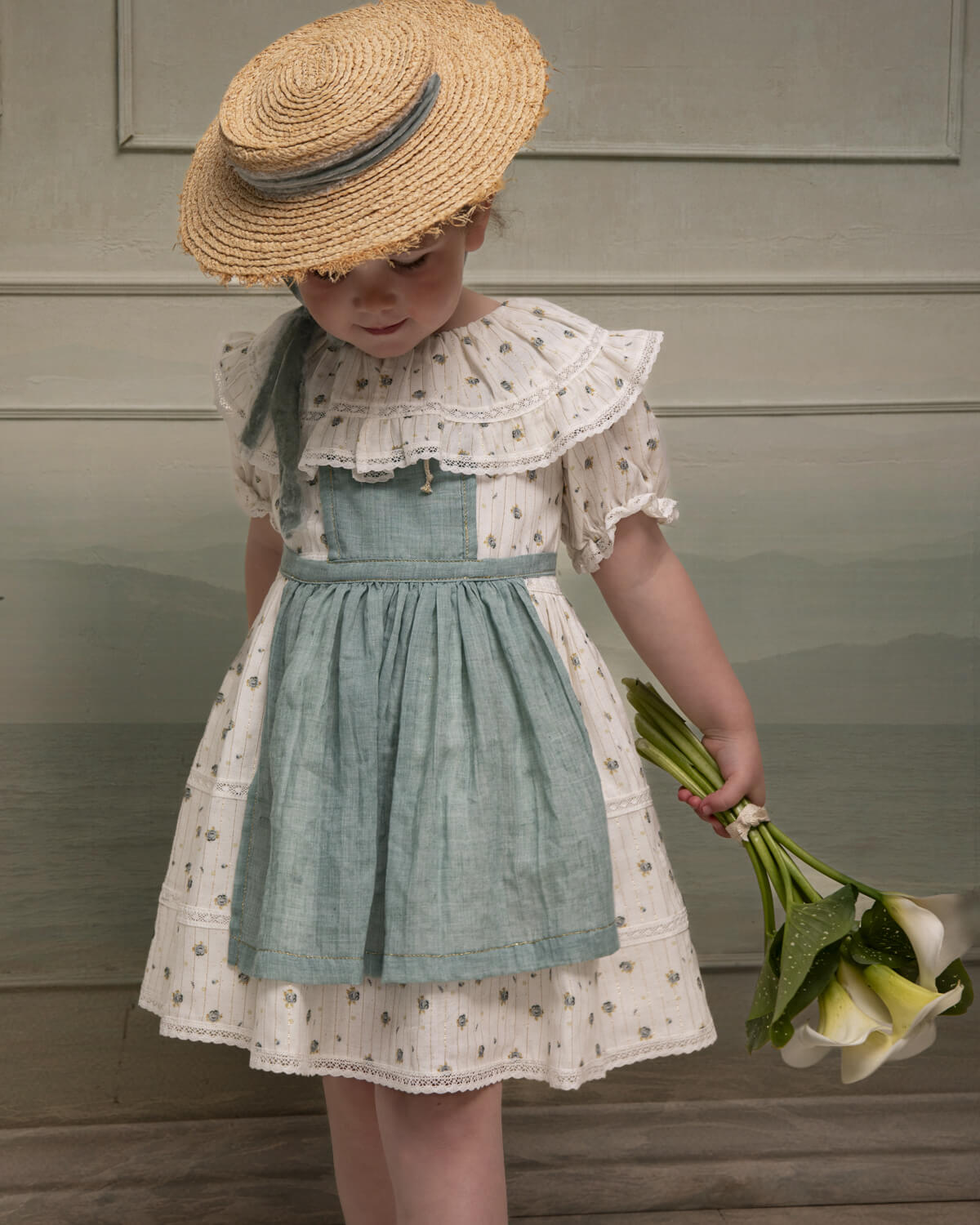Traje Arras Flores con gran cuello, encaje algodón y delantal  Cosmosophie.