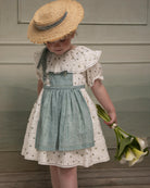 Traje Arras Flores con gran cuello, encaje algodón y delantal  Cosmosophie.