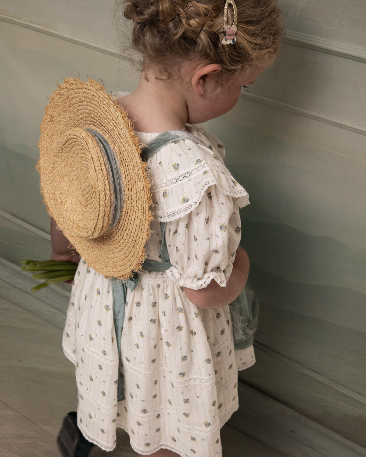 Traje Arras Flores con gran cuello, encaje algodón y delantal  Cosmosophie.