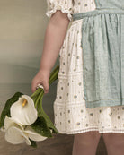 Traje Arras Flores con gran cuello, encaje algodón y delantal  Cosmosophie.