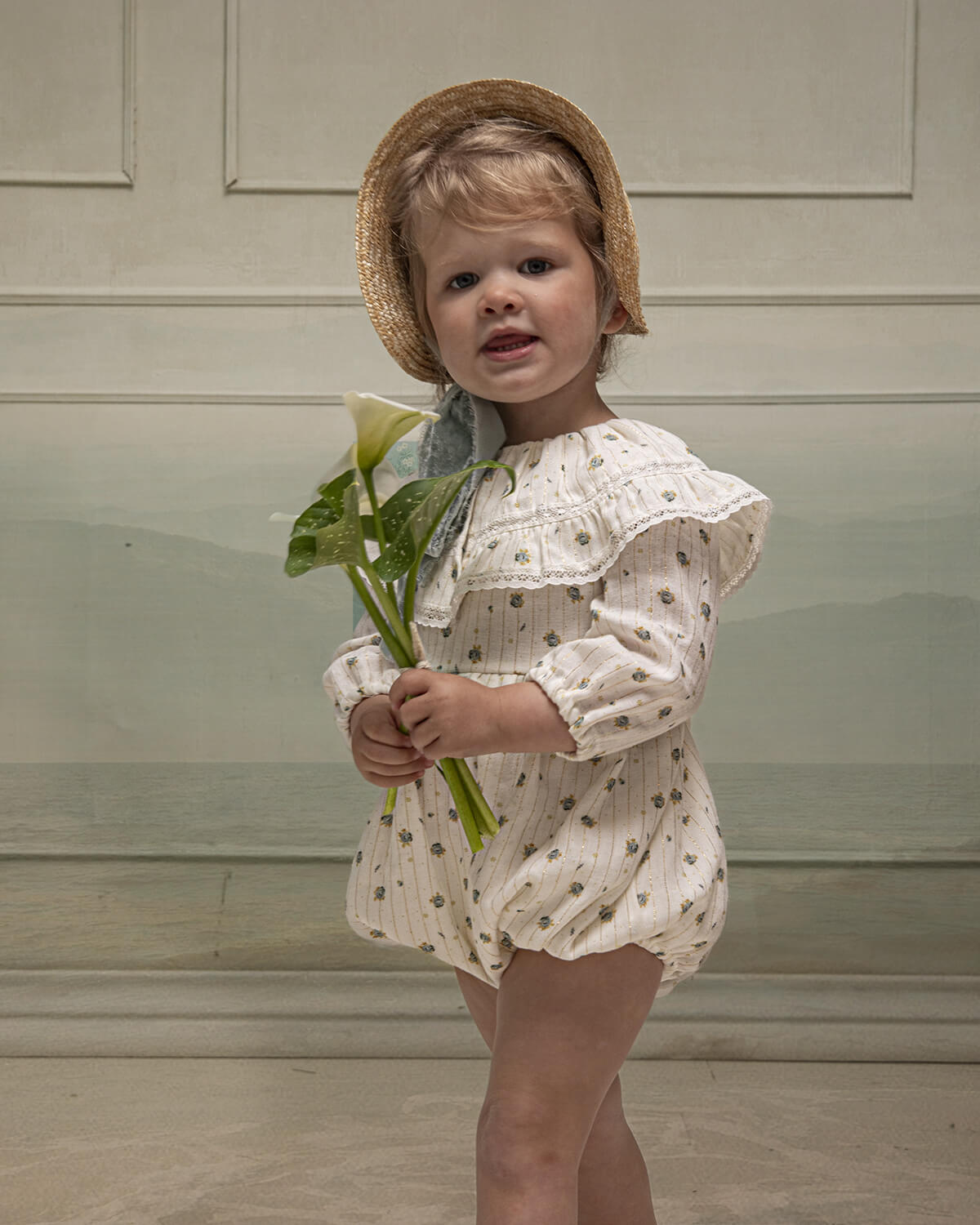traje de arras de bebe de flores con toques dorados Cosmosophie