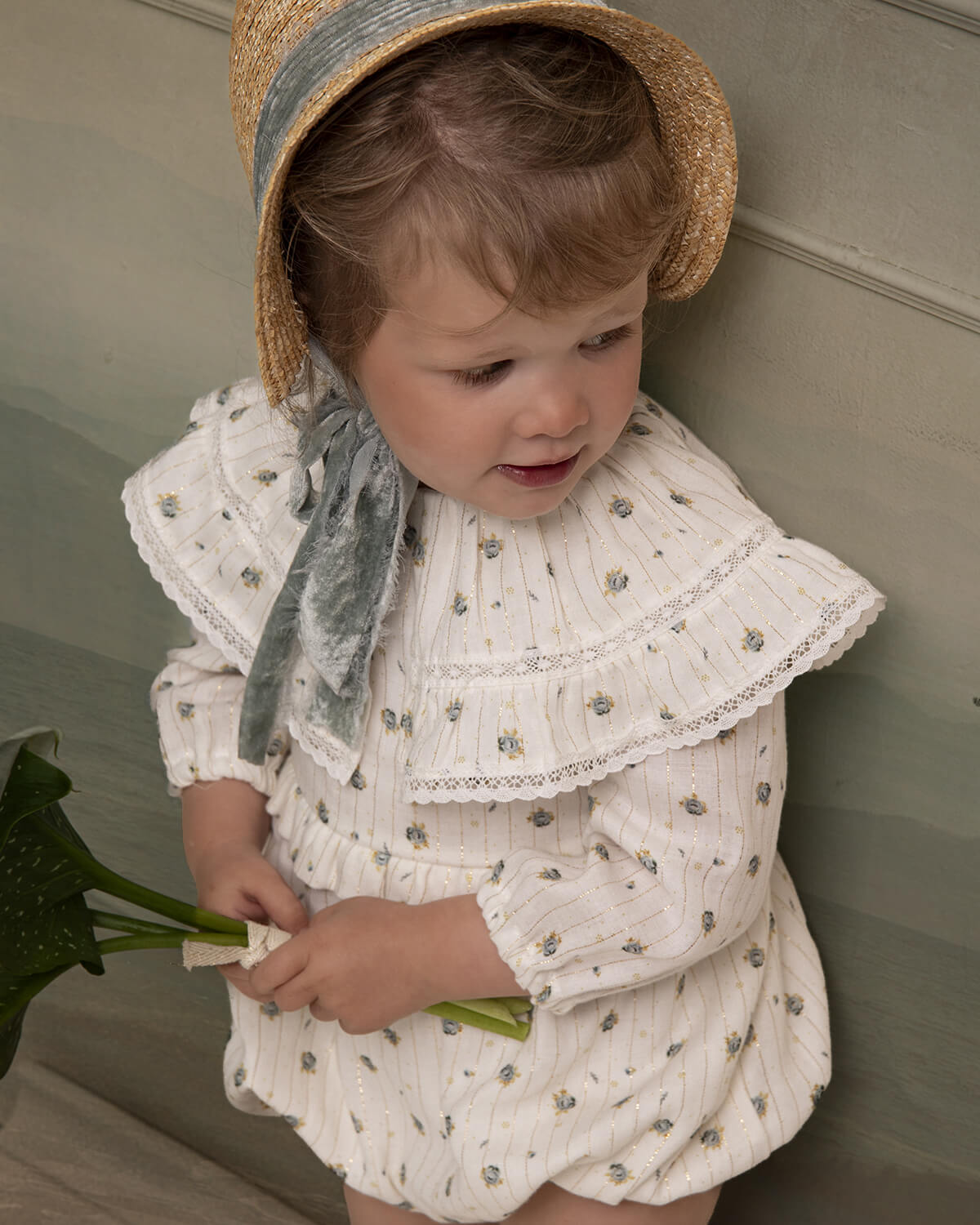 traje de arras de bebe de flores con toques dorados Cosmosophie