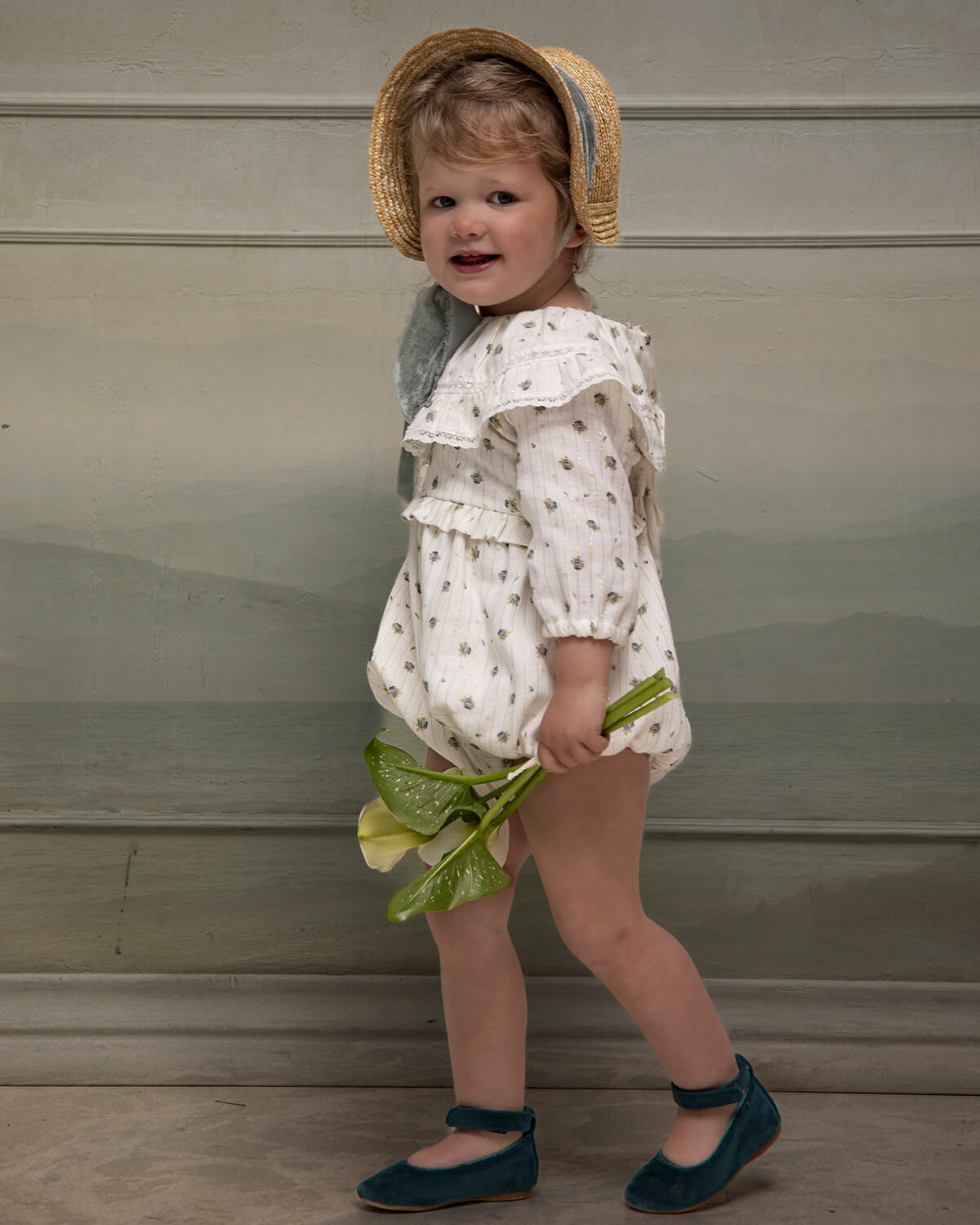 traje de arras de bebe de flores con toques dorados Cosmosophie