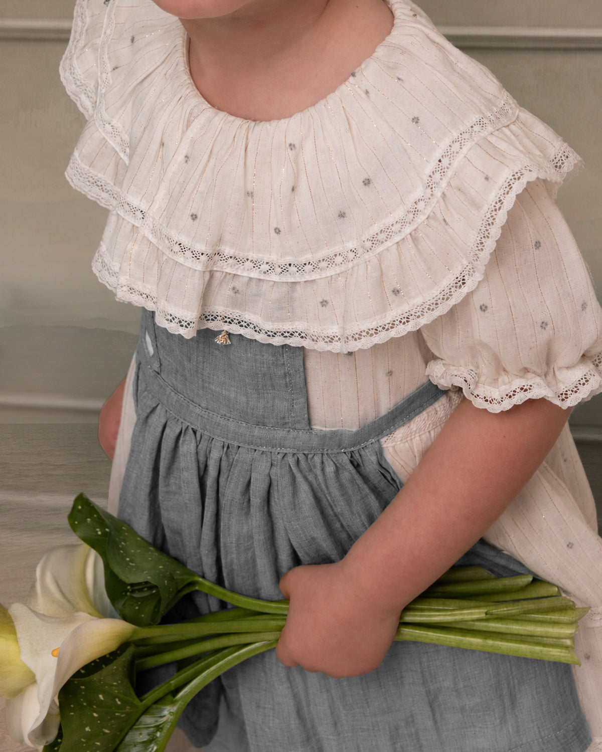 Traje Arras Flores con gran cuello, encaje algodón y delantal  Cosmosophie.
