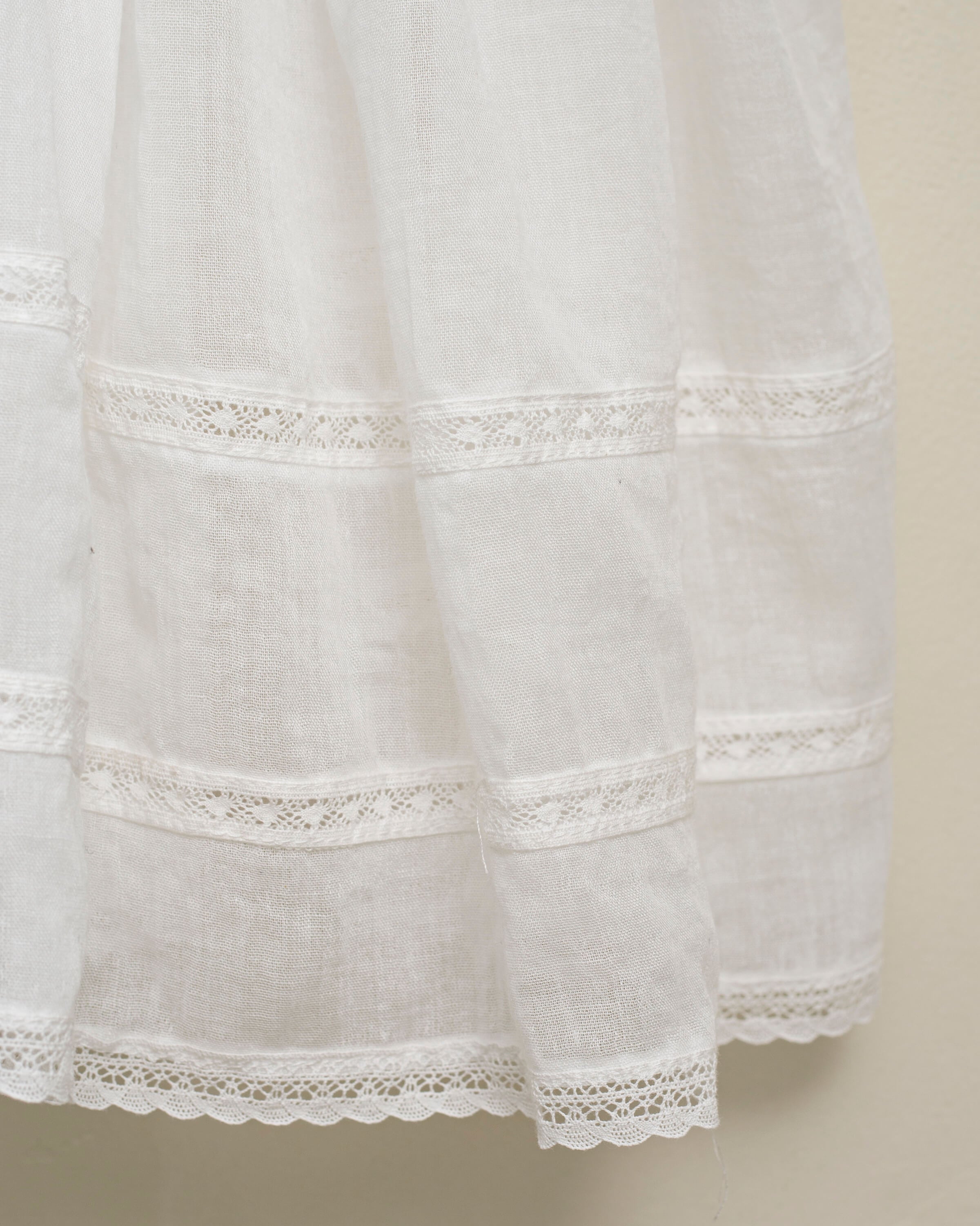 Traje de arras en blanco con encajes y gran cuello y volantes Yves Cosmosophie