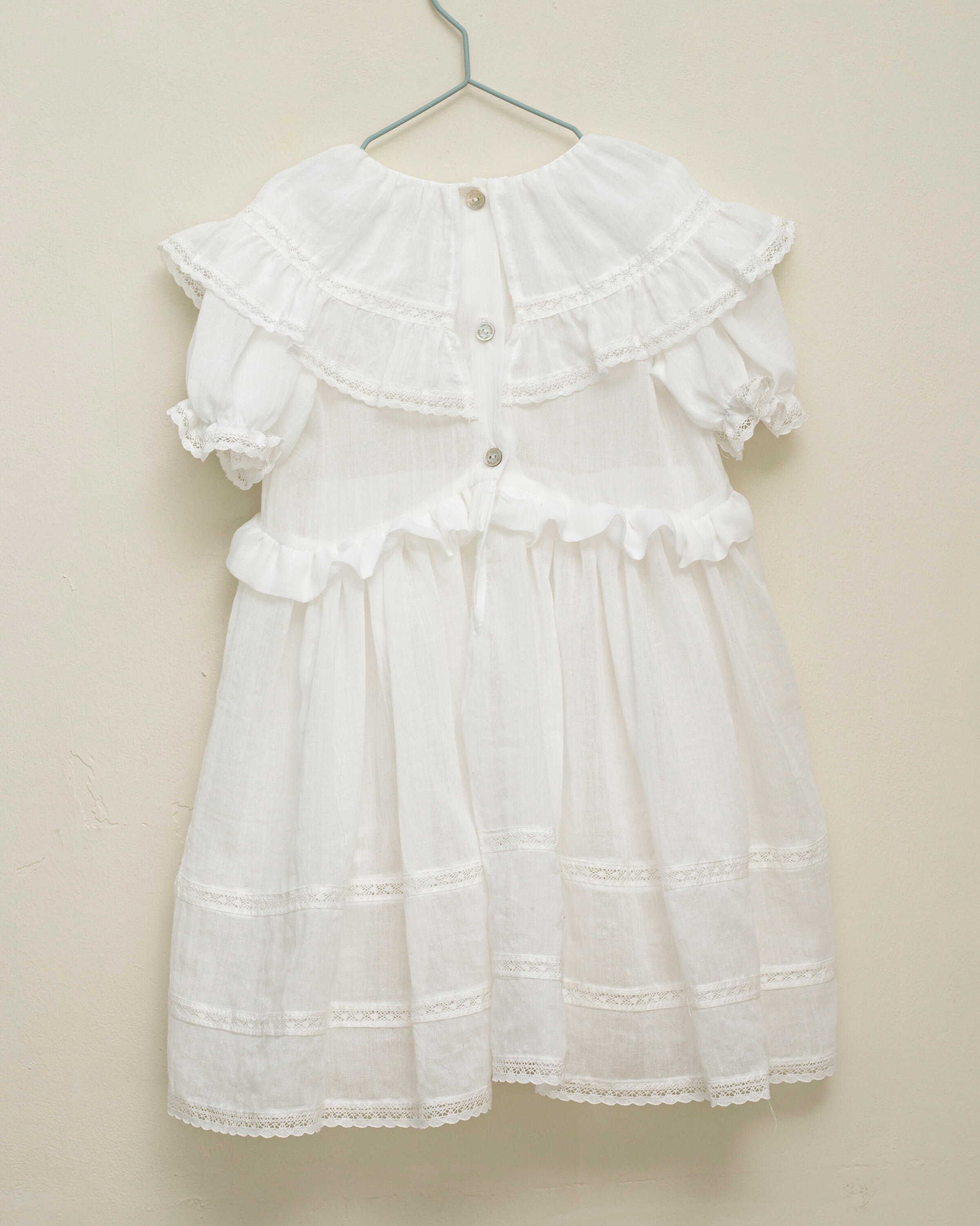 Traje de arras en blanco con encajes y gran cuello y volantes Yves Cosmosophie