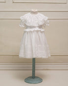 Traje de arras en blanco con encajes y gran cuello y volantes Yves Cosmosophie