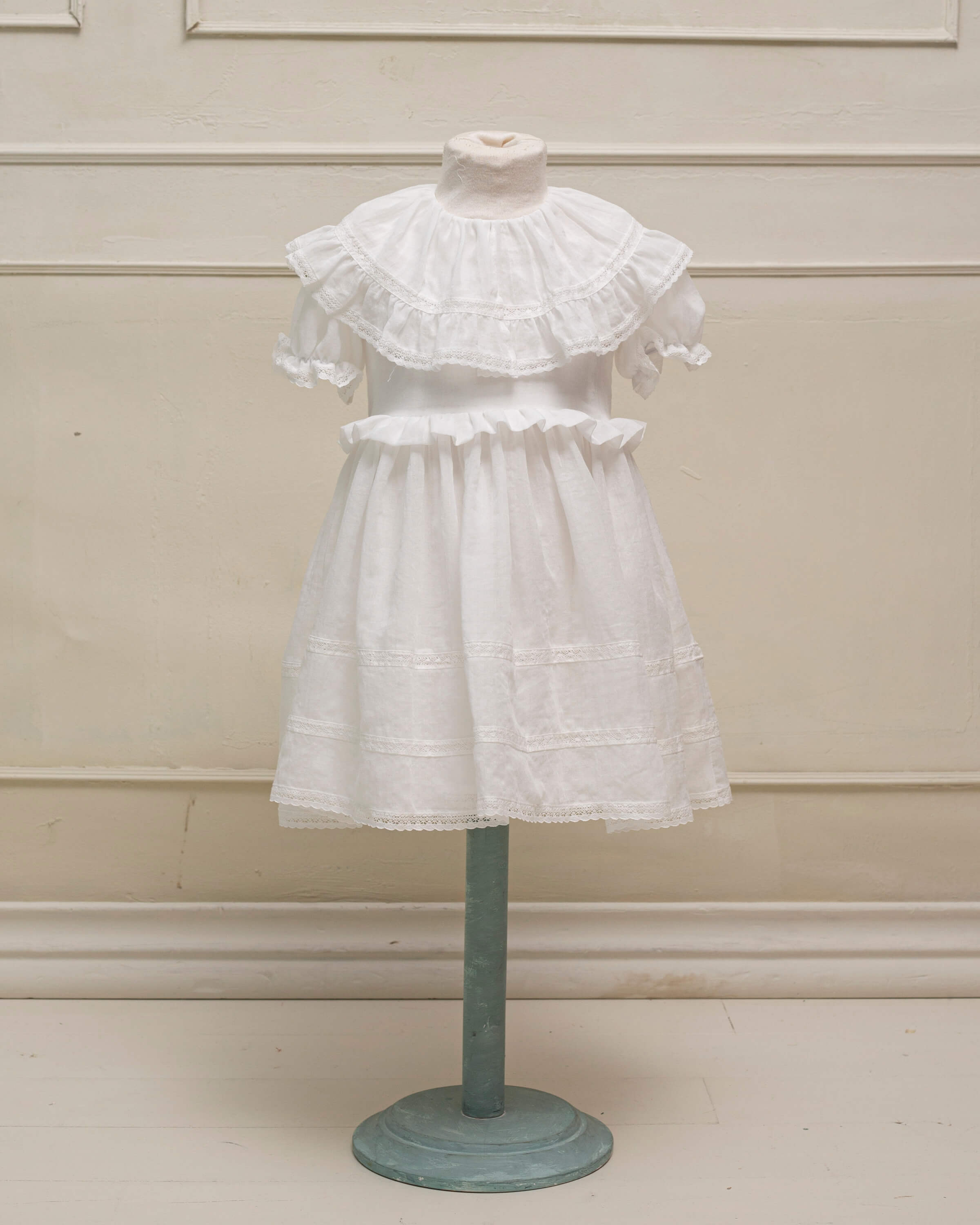 Traje de arras en blanco con encajes y gran cuello y volantes Yves Cosmosophie