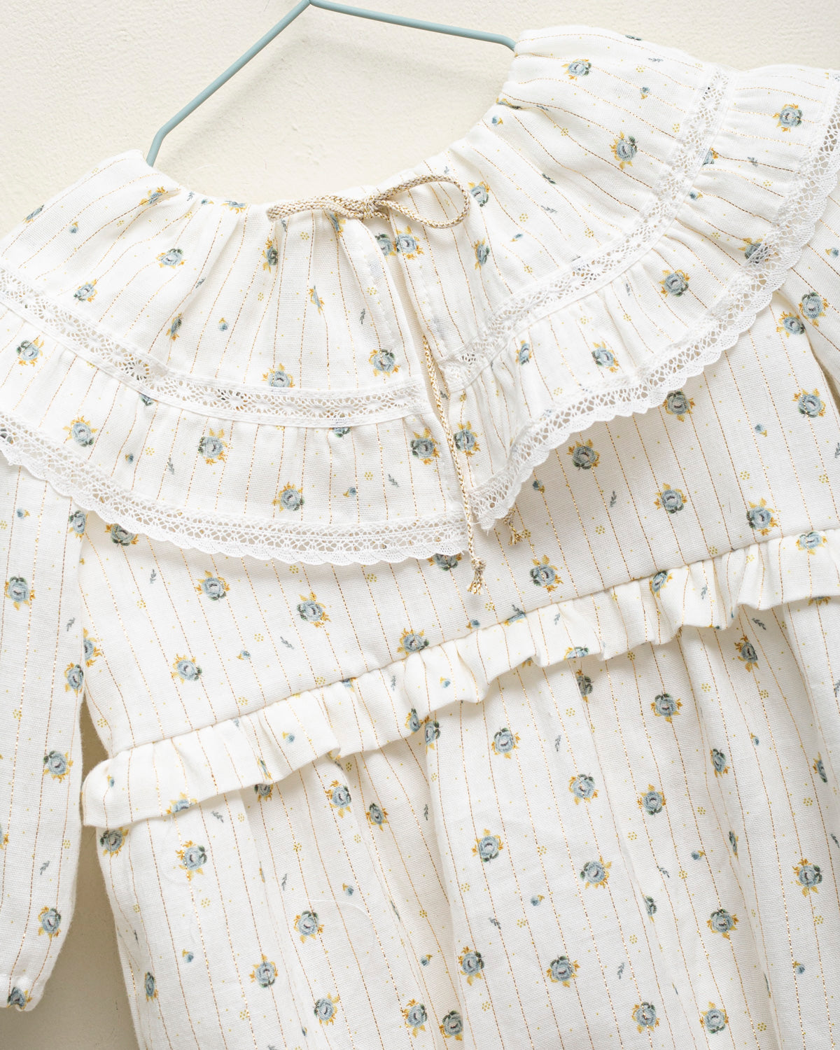 traje de arras de bebe de flores con toques dorados Cosmosophie