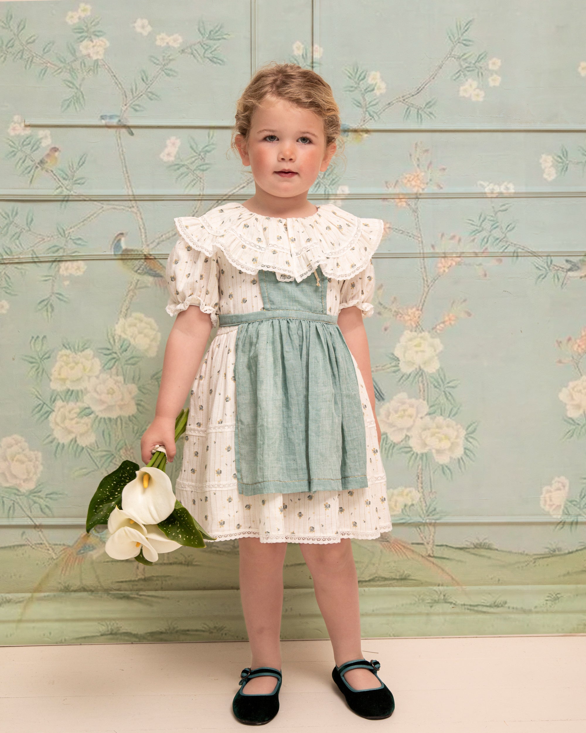 Traje Arras Flores con delantal Yves de Cosmosophie