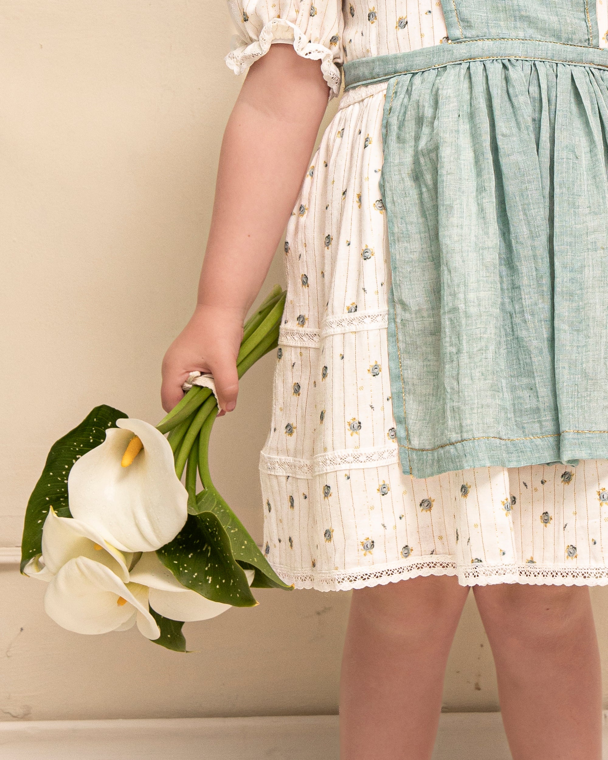 Traje Arras Flores con delantal Yves de Cosmosophie