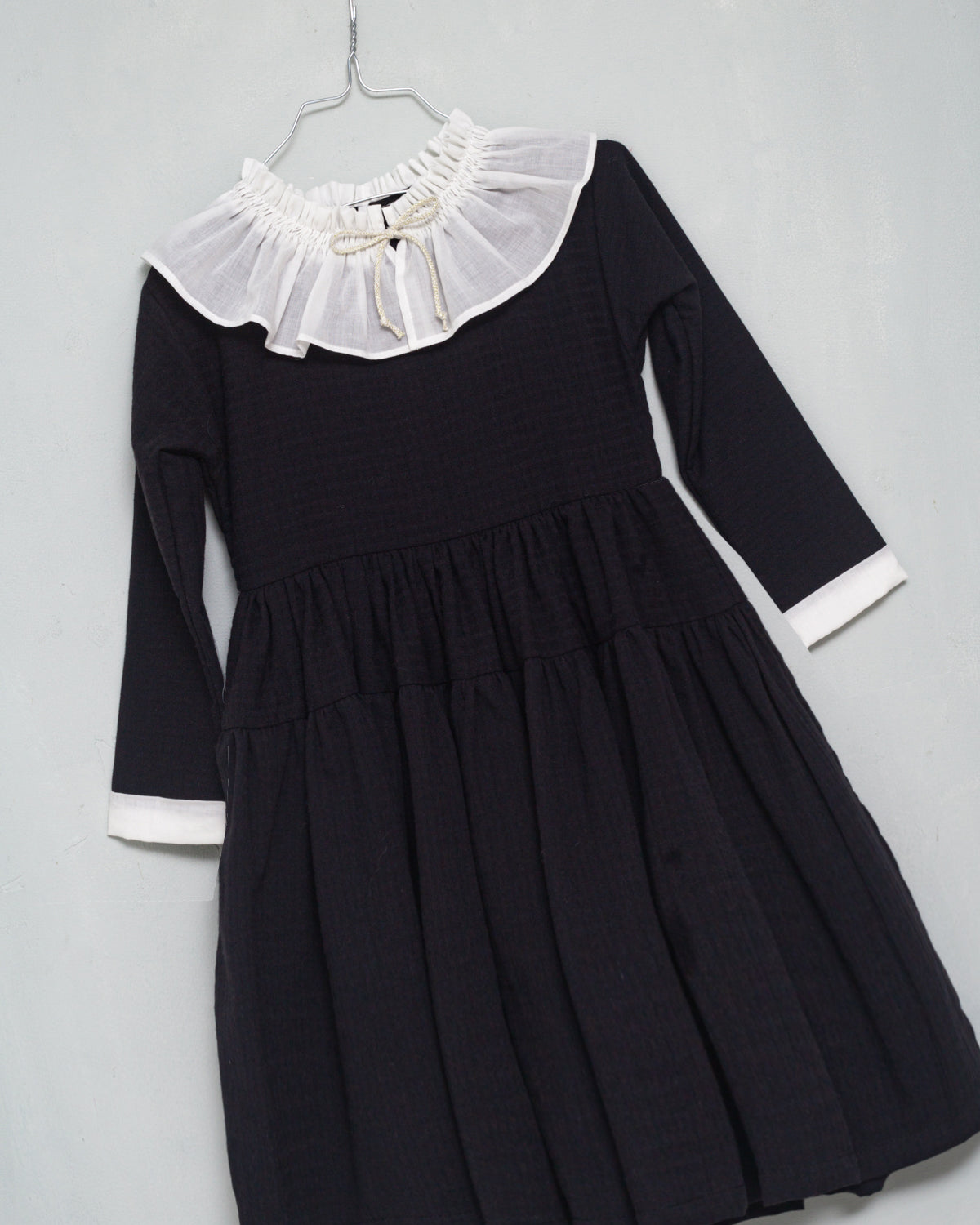 Vestido negro con cuello volante muselina en blanco Cosmosophie