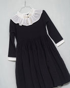 Vestido negro con cuello volante muselina en blanco Cosmosophie