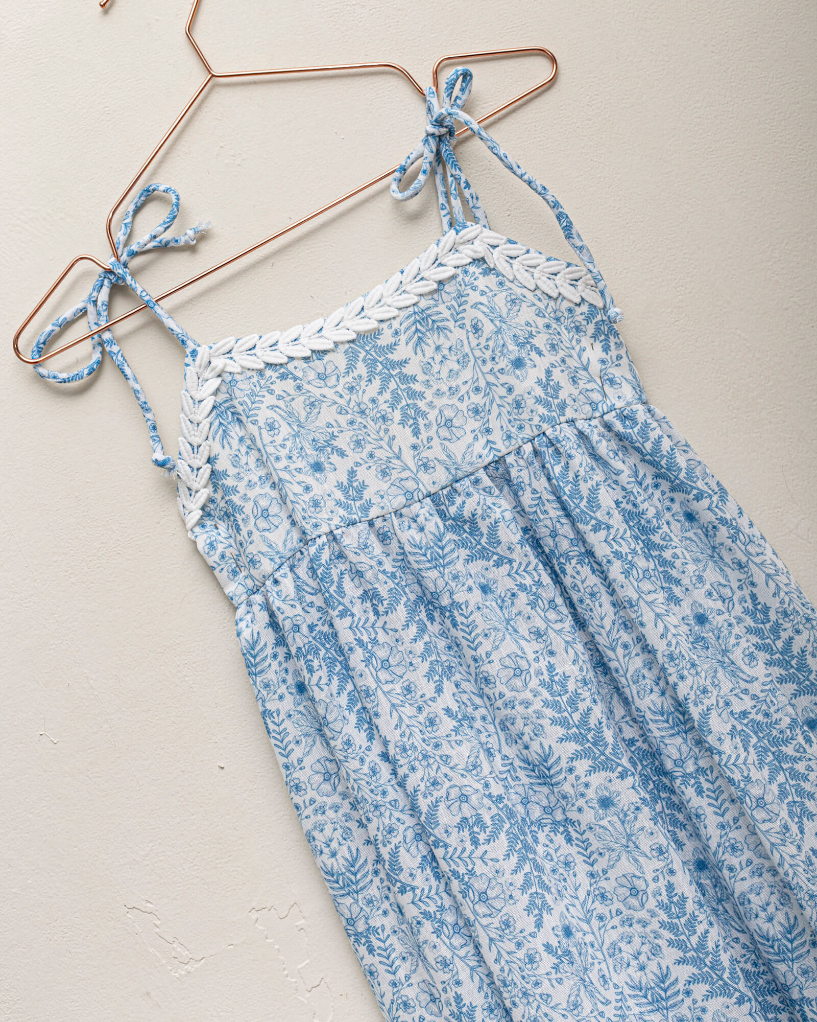 Vestido de tirantes de flores azules cosmosophie