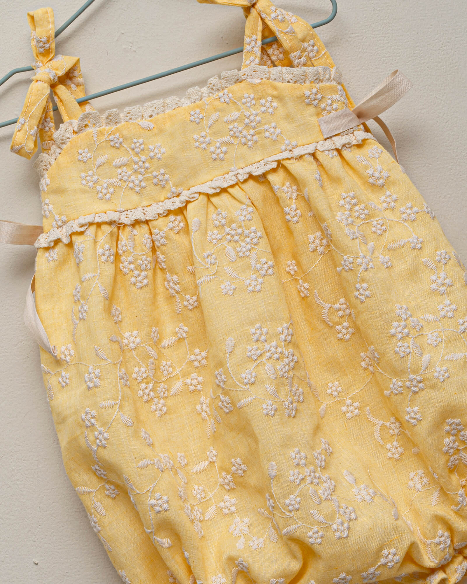 Ranita bebe amarilla bordada Cosmosophie