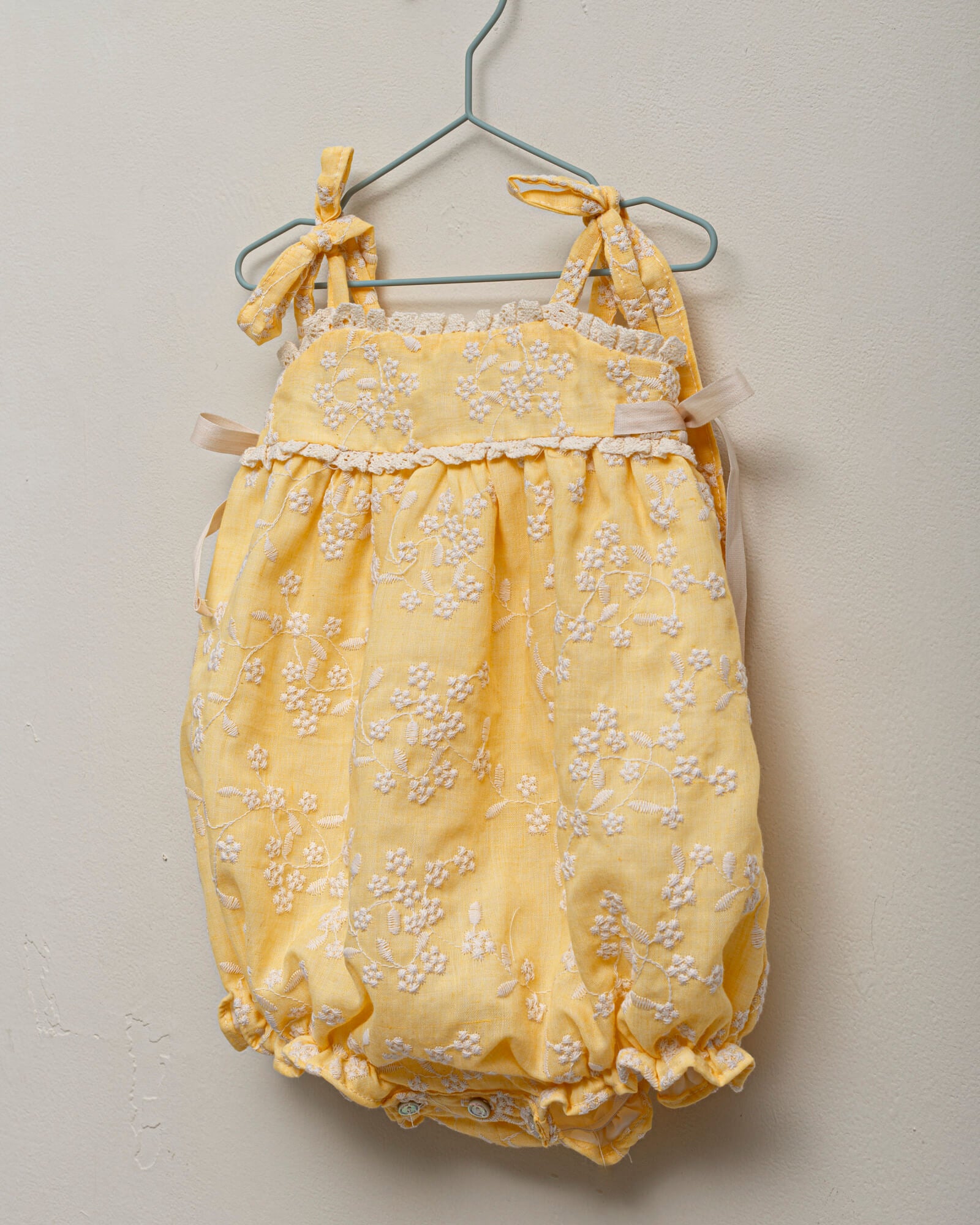 Ranita bebe amarilla bordada Cosmosophie