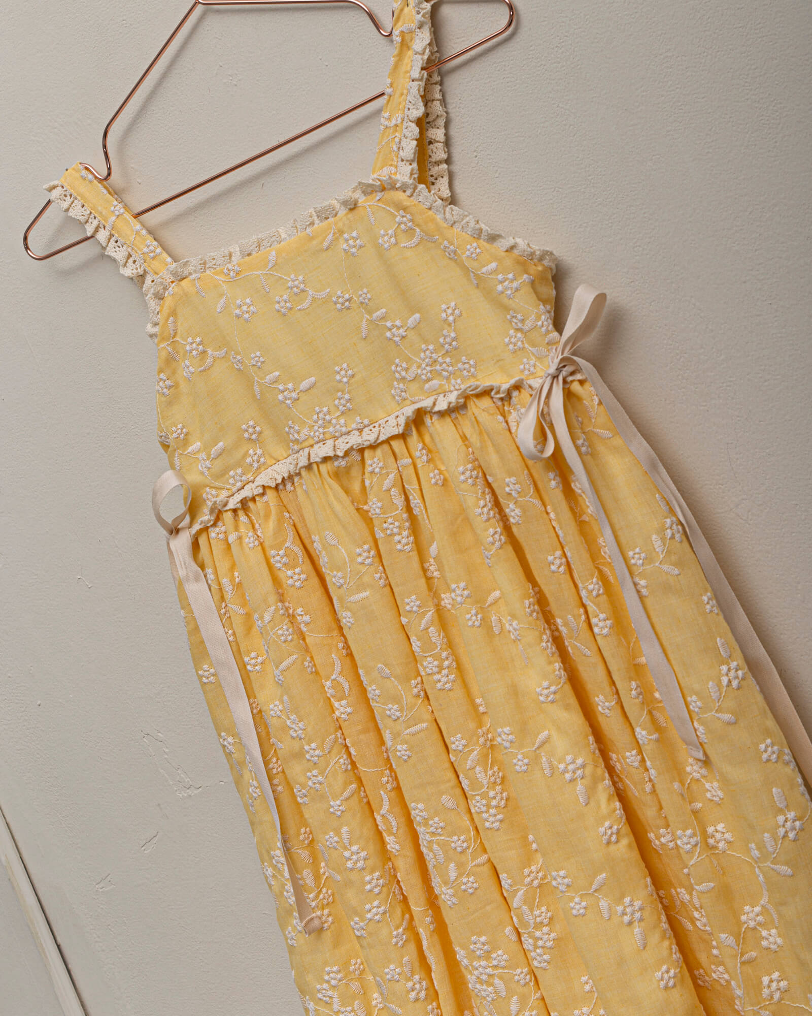 Vestido bordado amarillo Cosmosophie