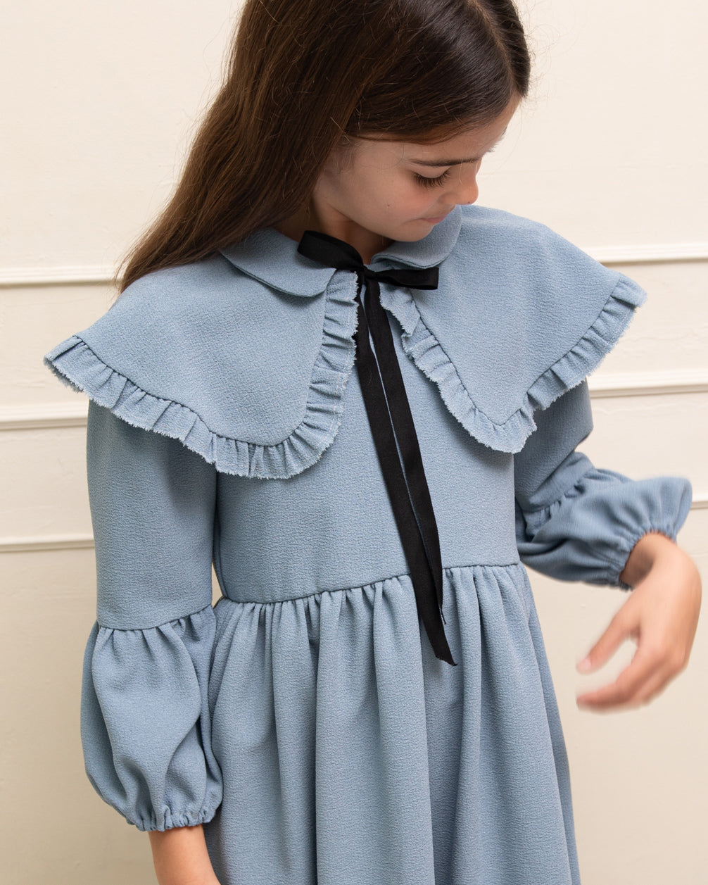 Vestido azul celeste con capita con volantes y lazo negro. cosmosophie