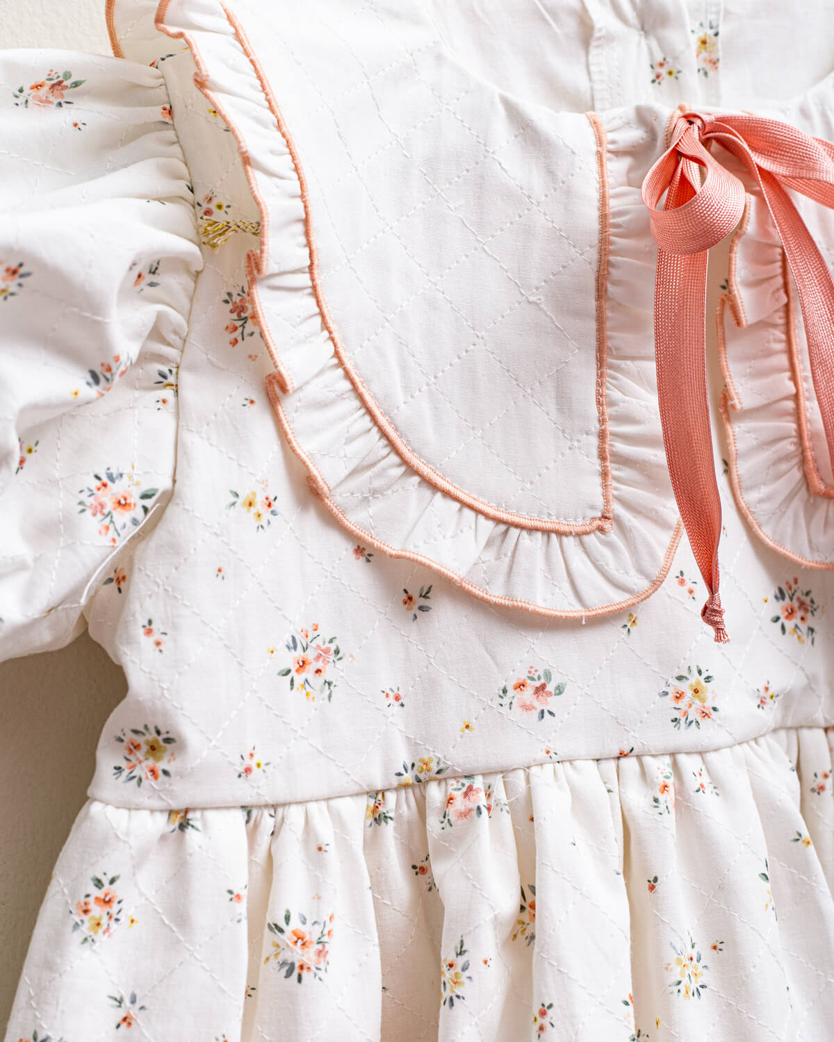 Vestido flores cuello en blanco invitada boda Cosmosophie