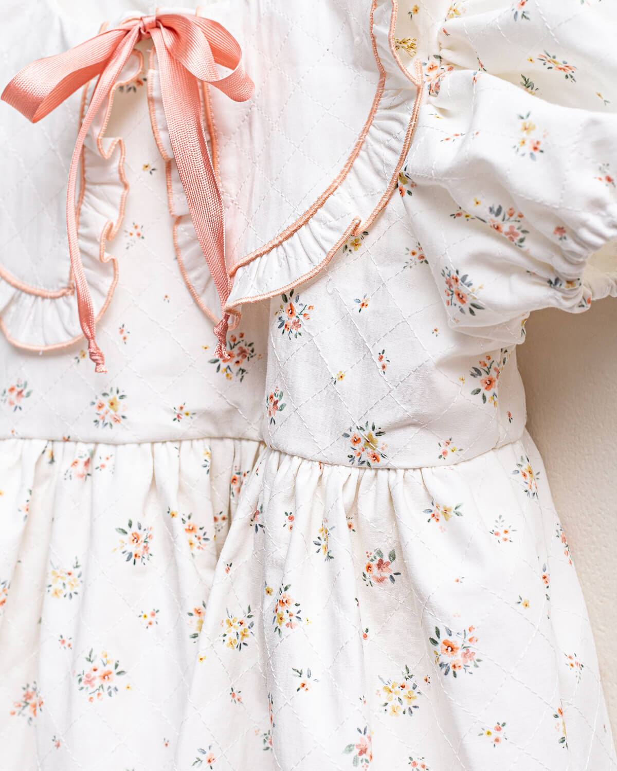 Vestido flores cuello en blanco invitada boda Cosmosophie