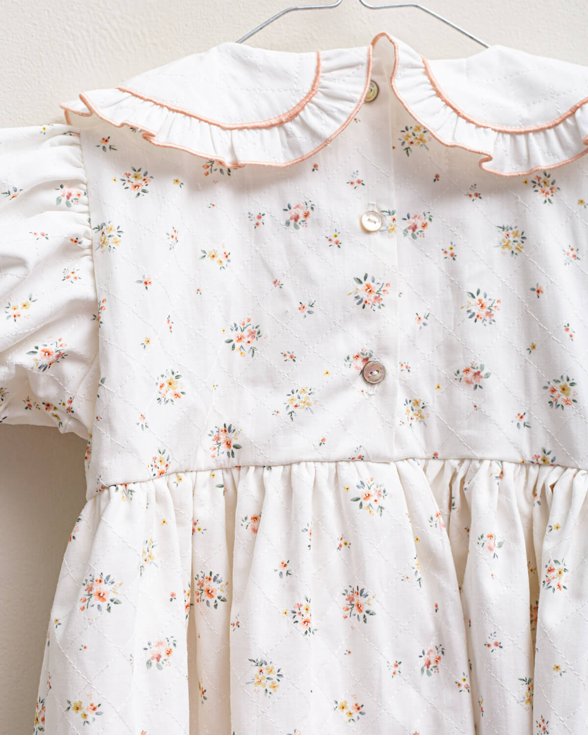 Vestido flores cuello en blanco invitada boda Cosmosophie