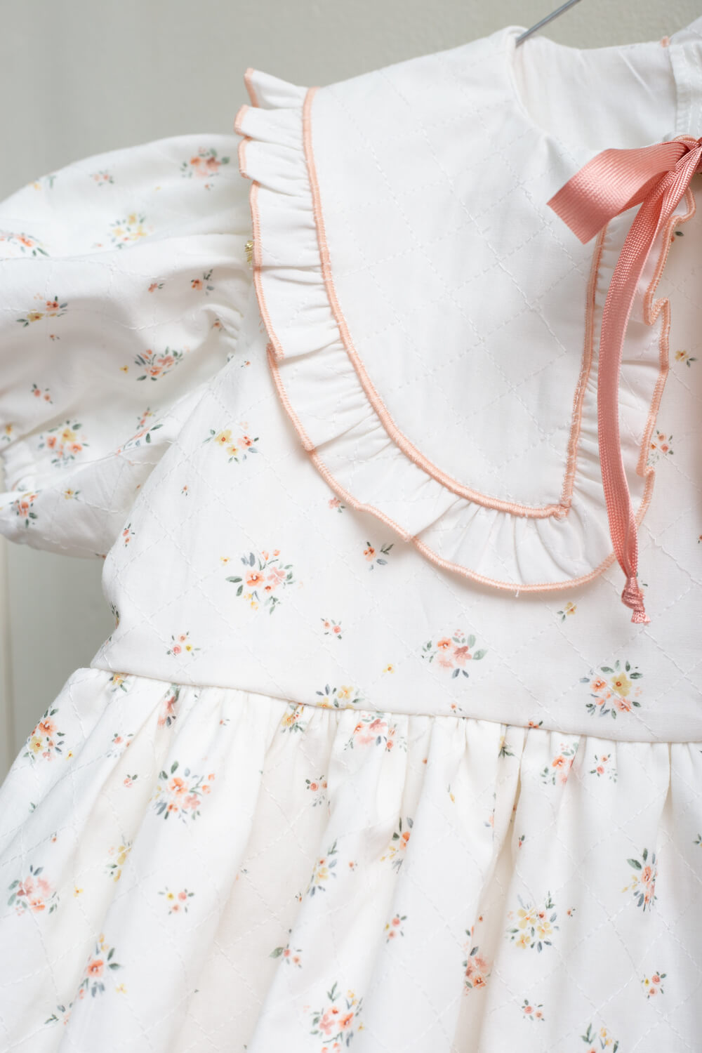 Vestido flores cuello en blanco invitada boda Cosmosophie