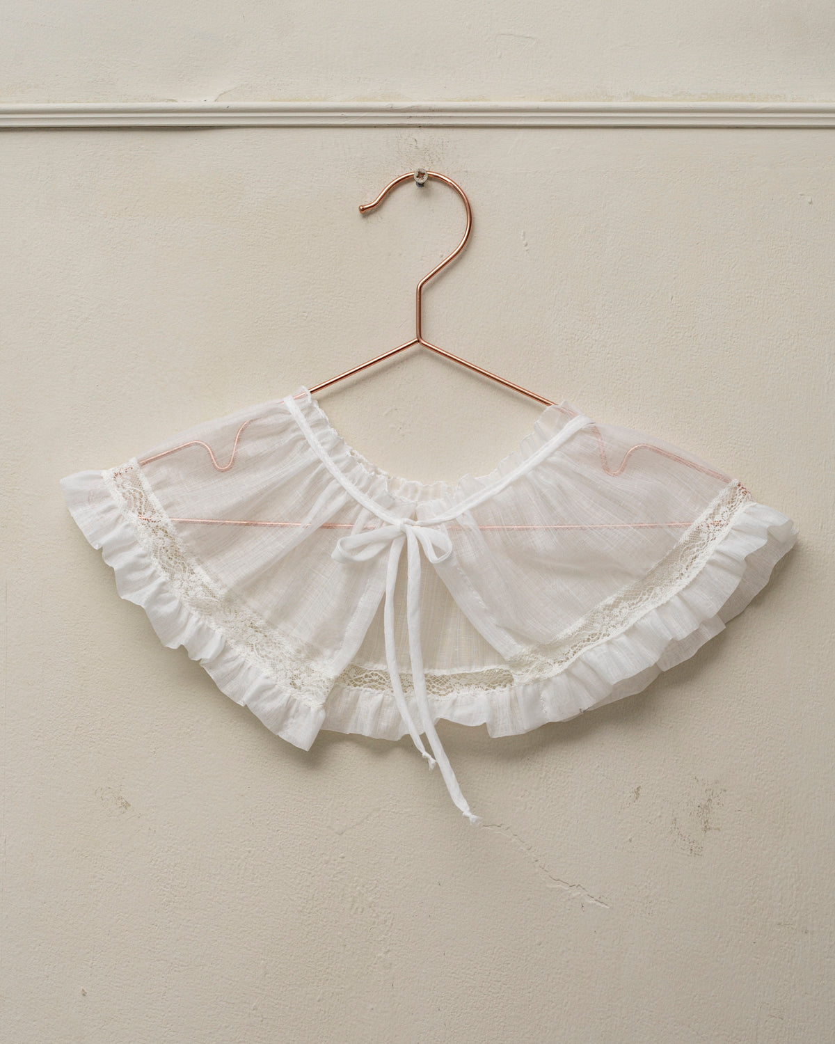 Cuello para traje de arras en muselina blanco con encaje. Cosmosophie