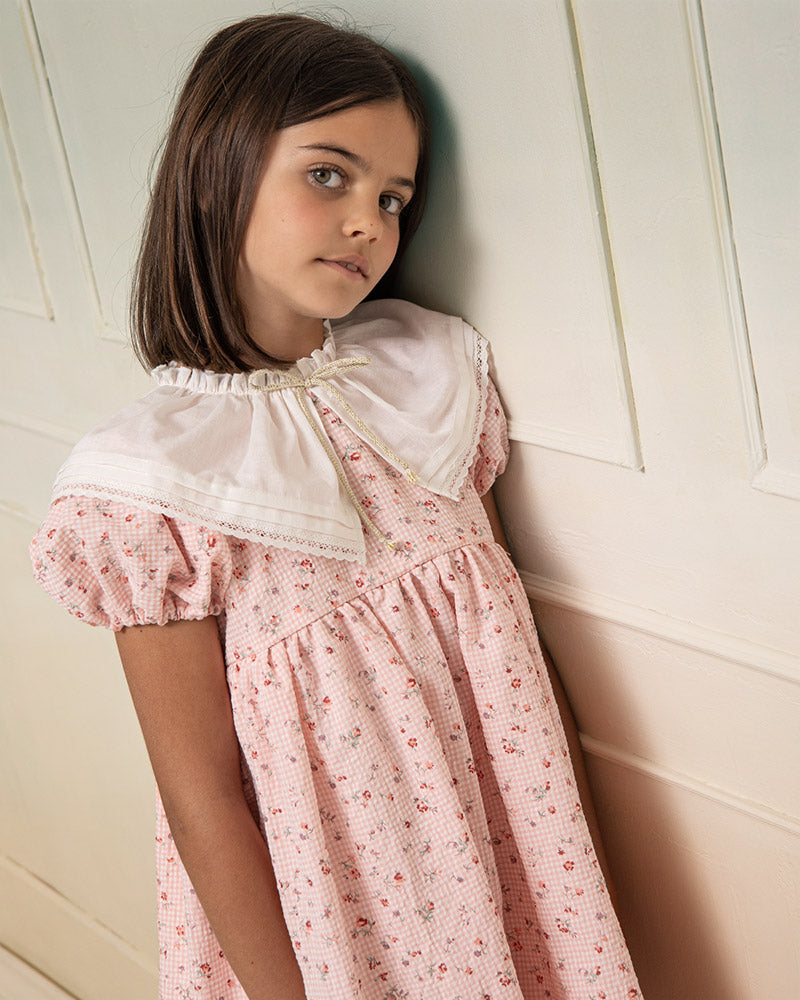 Vestido vichy rosa con cuello blanco. Cosmosophie