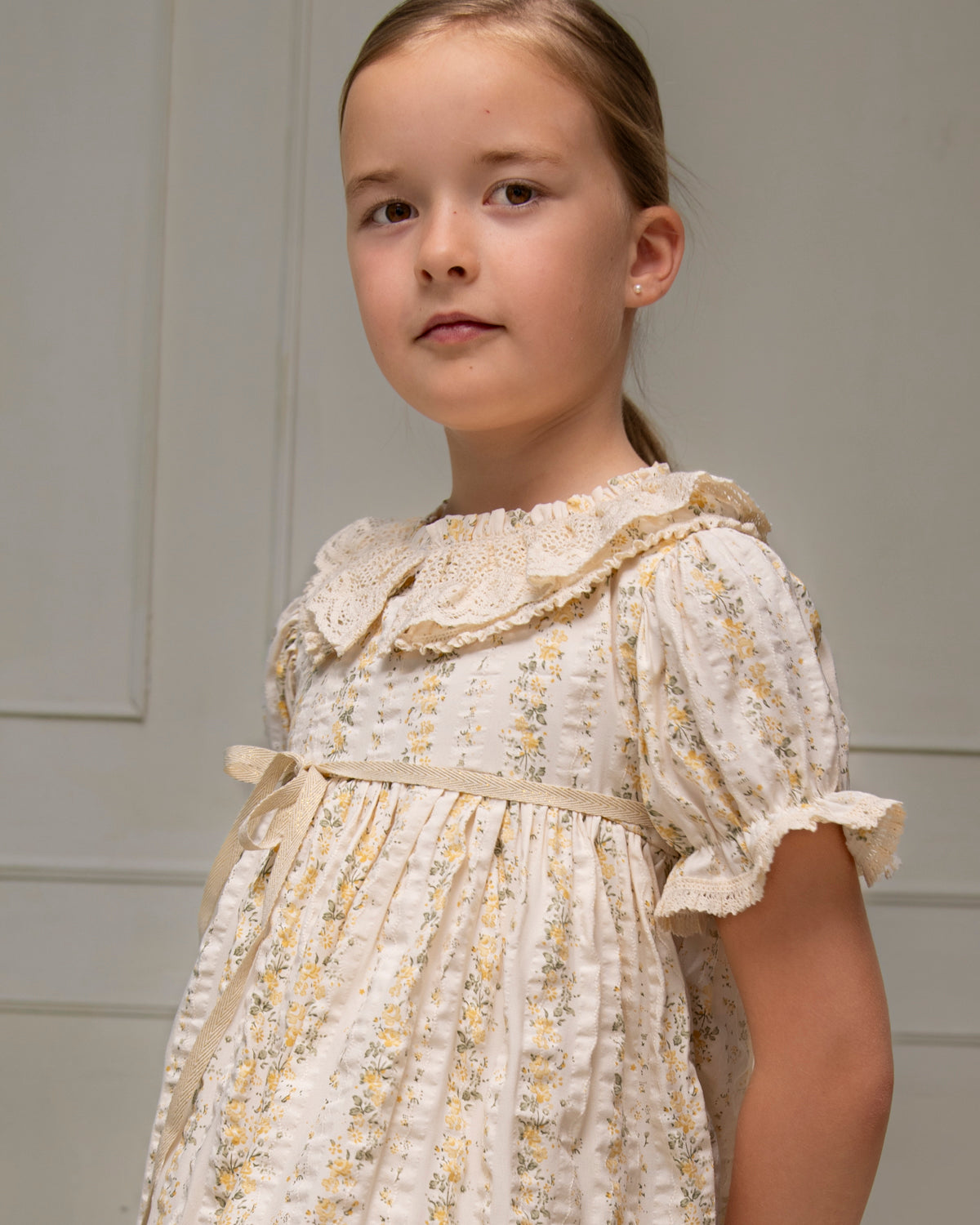 Vestido para niña amarillo con encaje Cosmosophie
