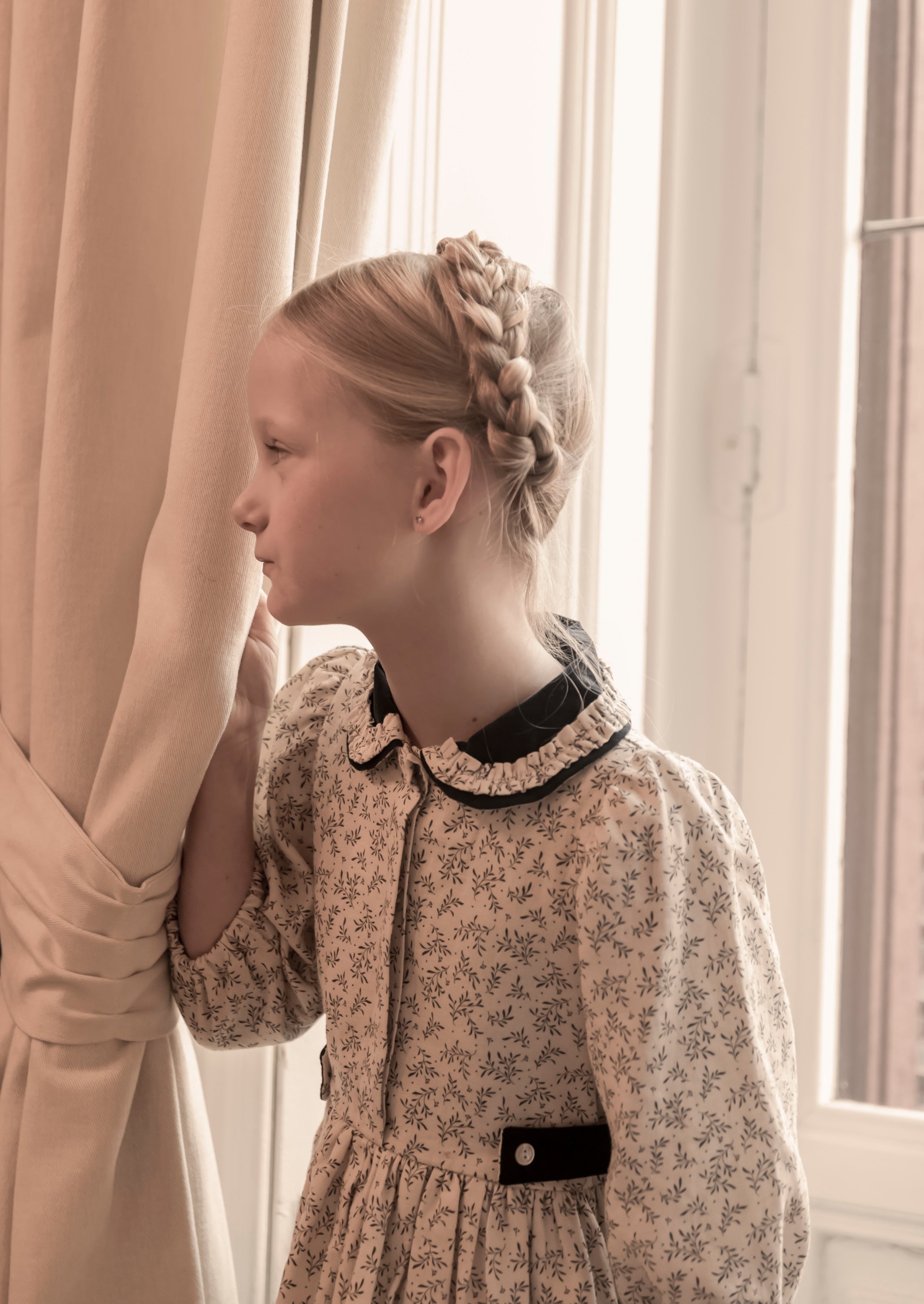 Vestido lino beige con flores azul marino y cuello terciopelo Cosmosophie