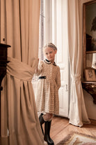 Vestido lino beige con flores azul marino y cuello terciopelo Cosmosophie