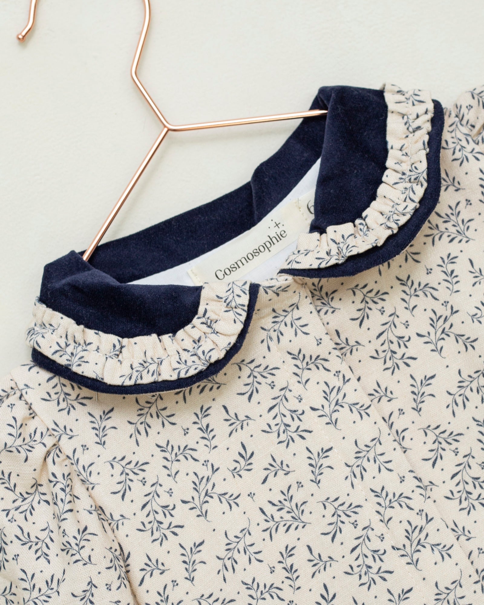 Vestido lino beige con flores azul marino y cuello terciopelo Cosmosophie