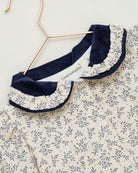 Vestido lino beige con flores azul marino y cuello terciopelo Cosmosophie