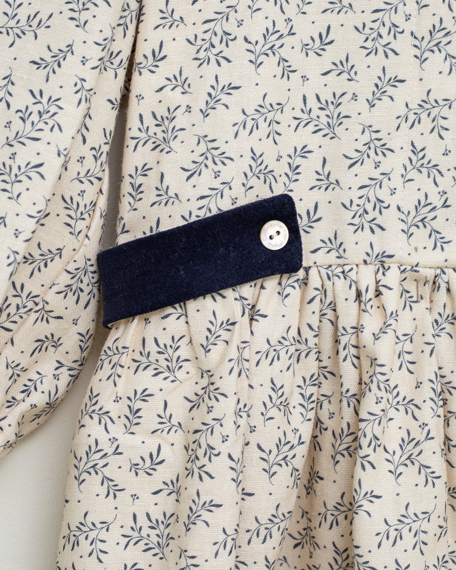 Vestido lino beige con flores azul marino y cuello terciopelo Cosmosophie