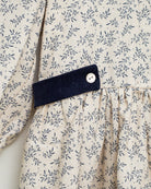 Vestido lino beige con flores azul marino y cuello terciopelo Cosmosophie