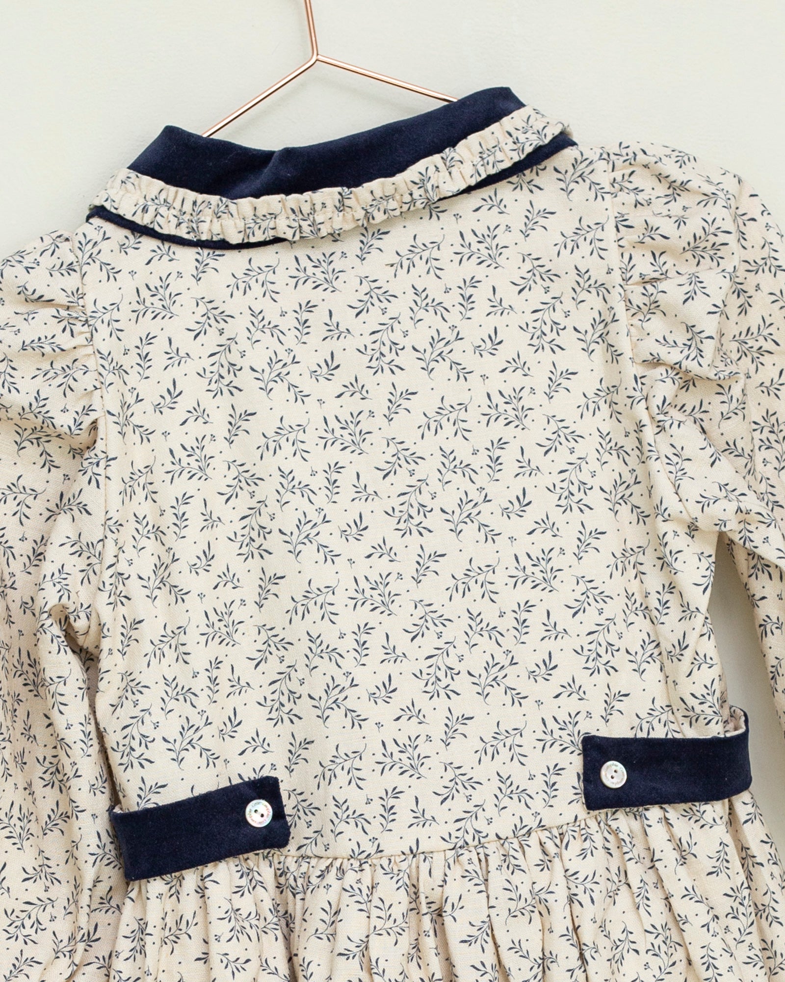 Vestido lino beige con flores azul marino y cuello terciopelo Cosmosophie