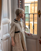 Vestido lino beige con flores azul marino y cuello terciopelo Cosmosophie