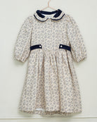 Vestido lino beige con flores azul marino y cuello terciopelo Cosmosophie