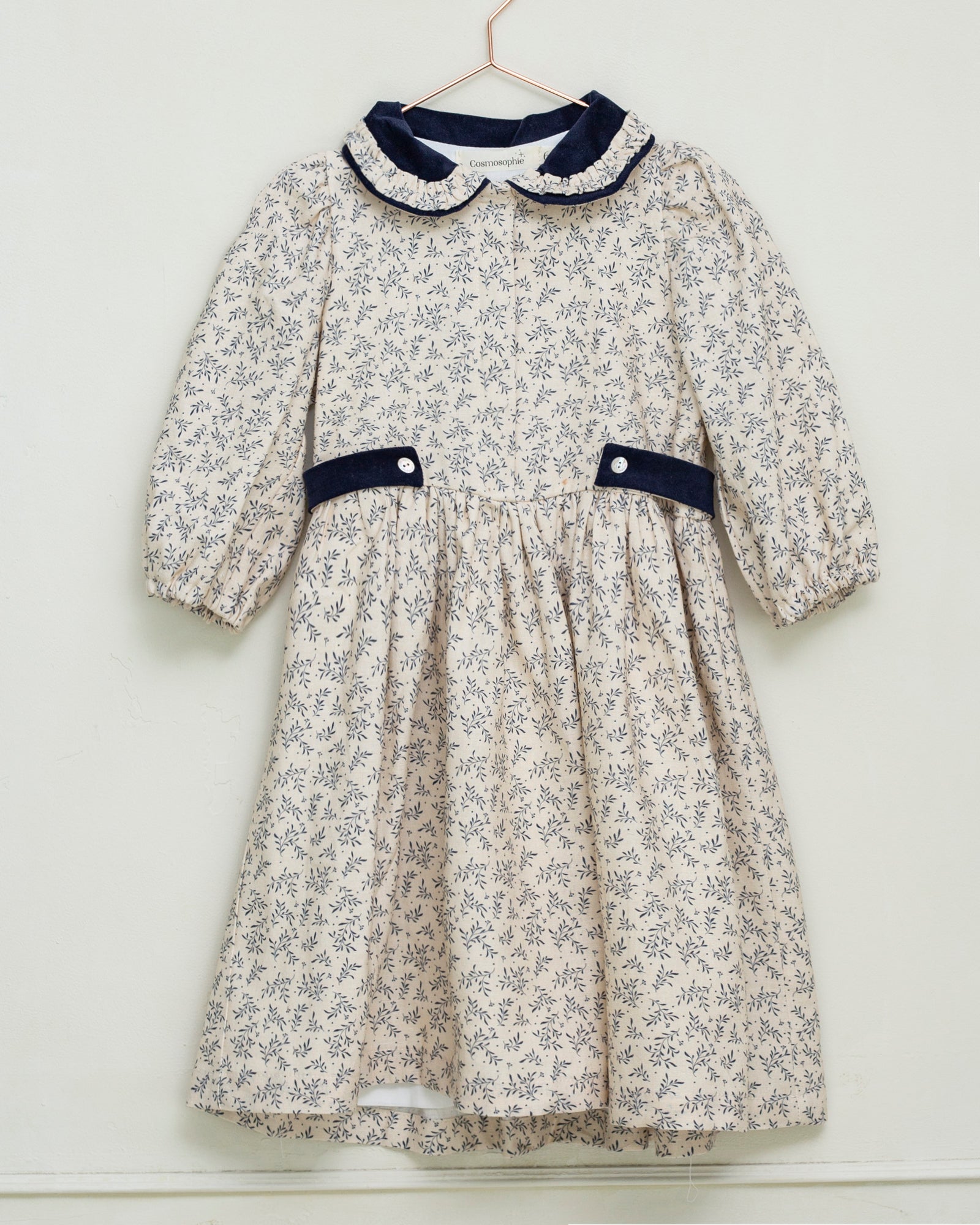 Vestido lino beige con flores azul marino y cuello terciopelo Cosmosophie