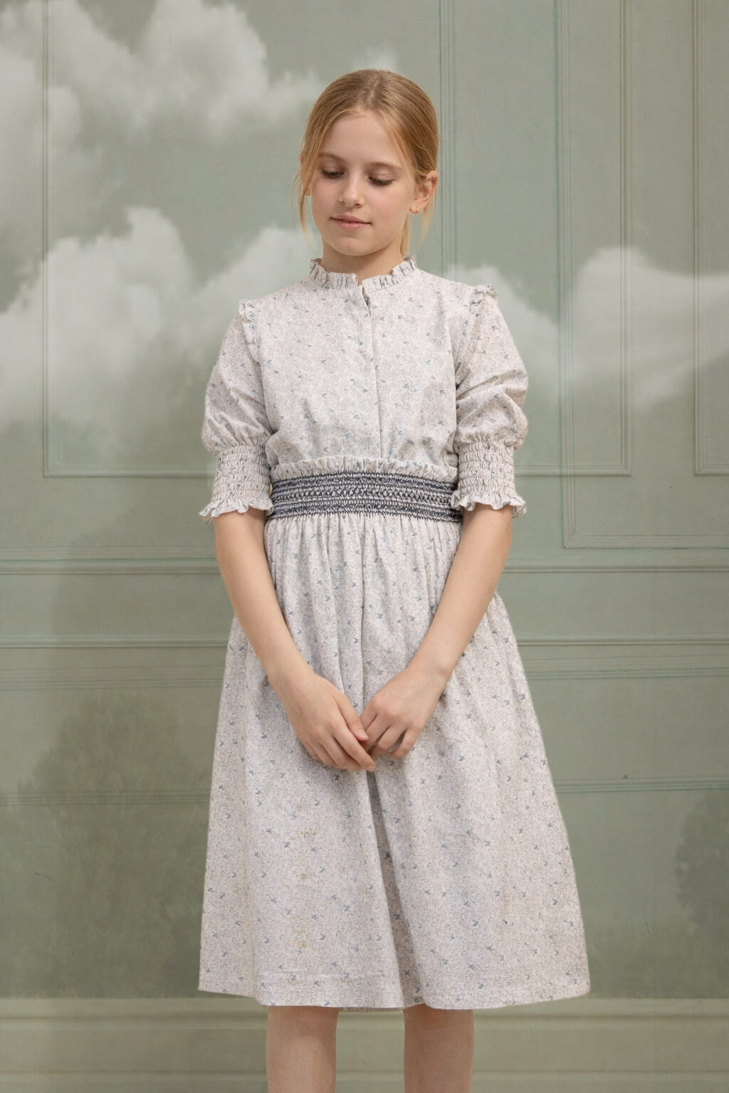 Conjunto de invitada para adolescente, teen en flores azul falda de nido de abeja. Cosmosophie