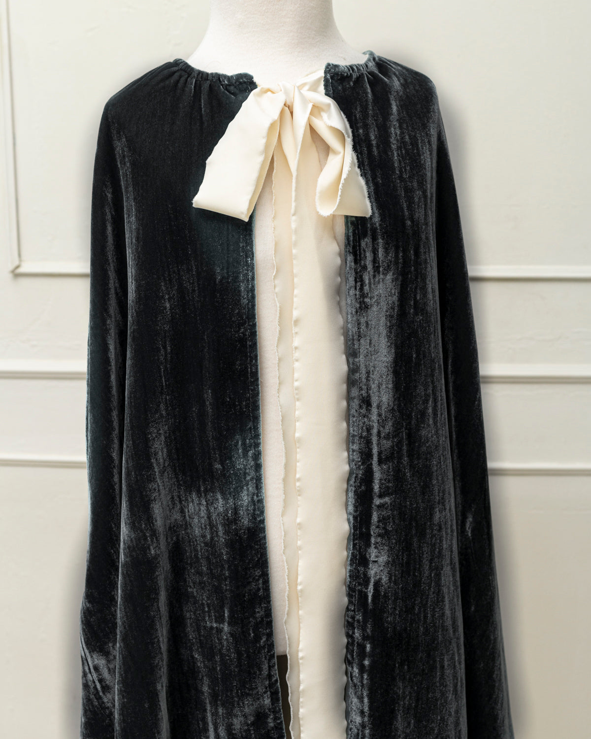 Capa de terciopelo color gris oscuro para trajes de arras. Cosmosophie.com