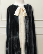 Capa de terciopelo color gris oscuro para trajes de arras. Cosmosophie.com