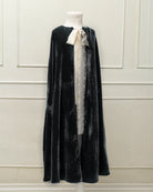 Capa de terciopelo color gris oscuro para trajes de arras. Cosmosophie.com