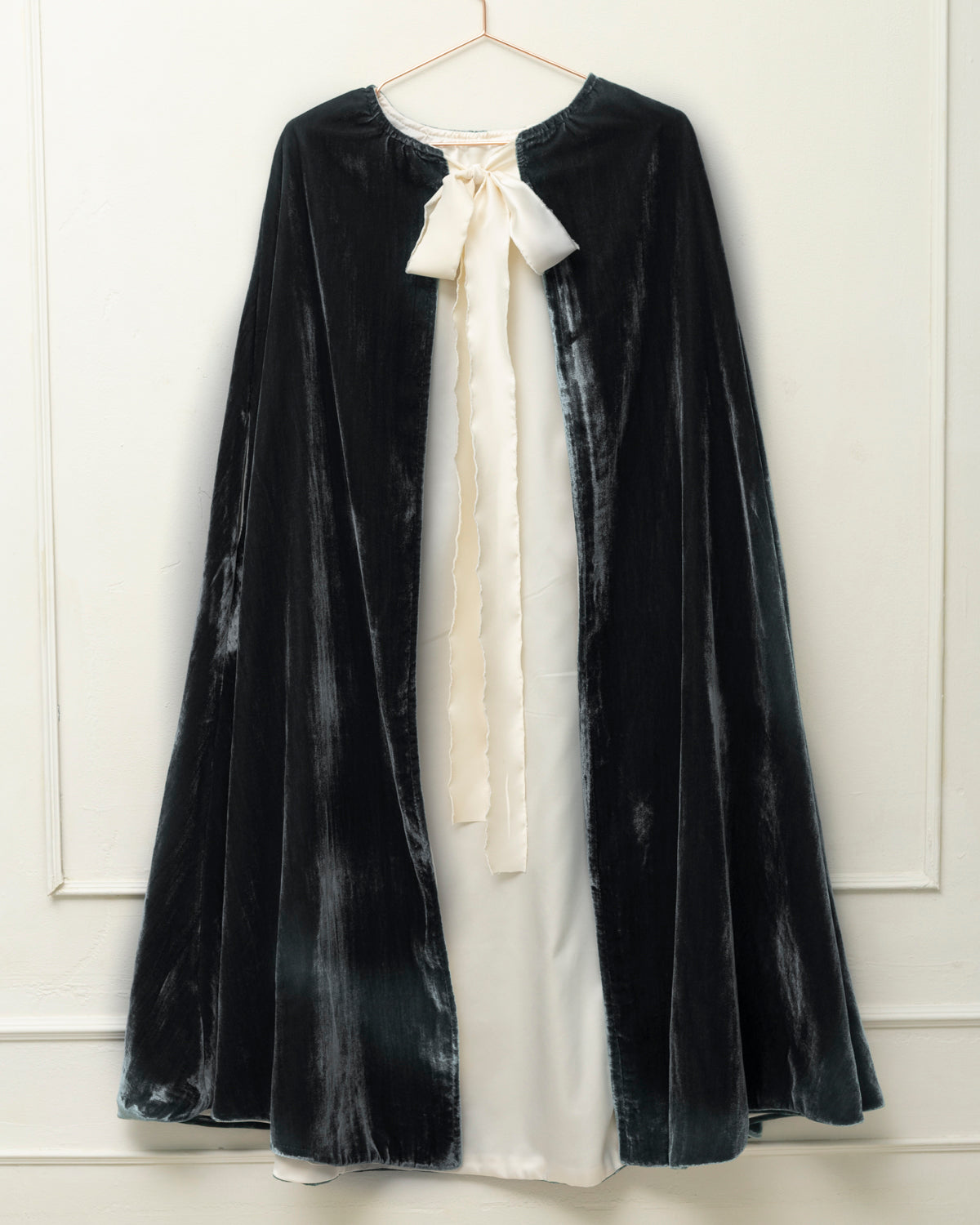 Capa de terciopelo color gris oscuro para trajes de arras. Cosmosophie.com