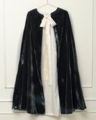 Capa de terciopelo color gris oscuro para trajes de arras. Cosmosophie.com