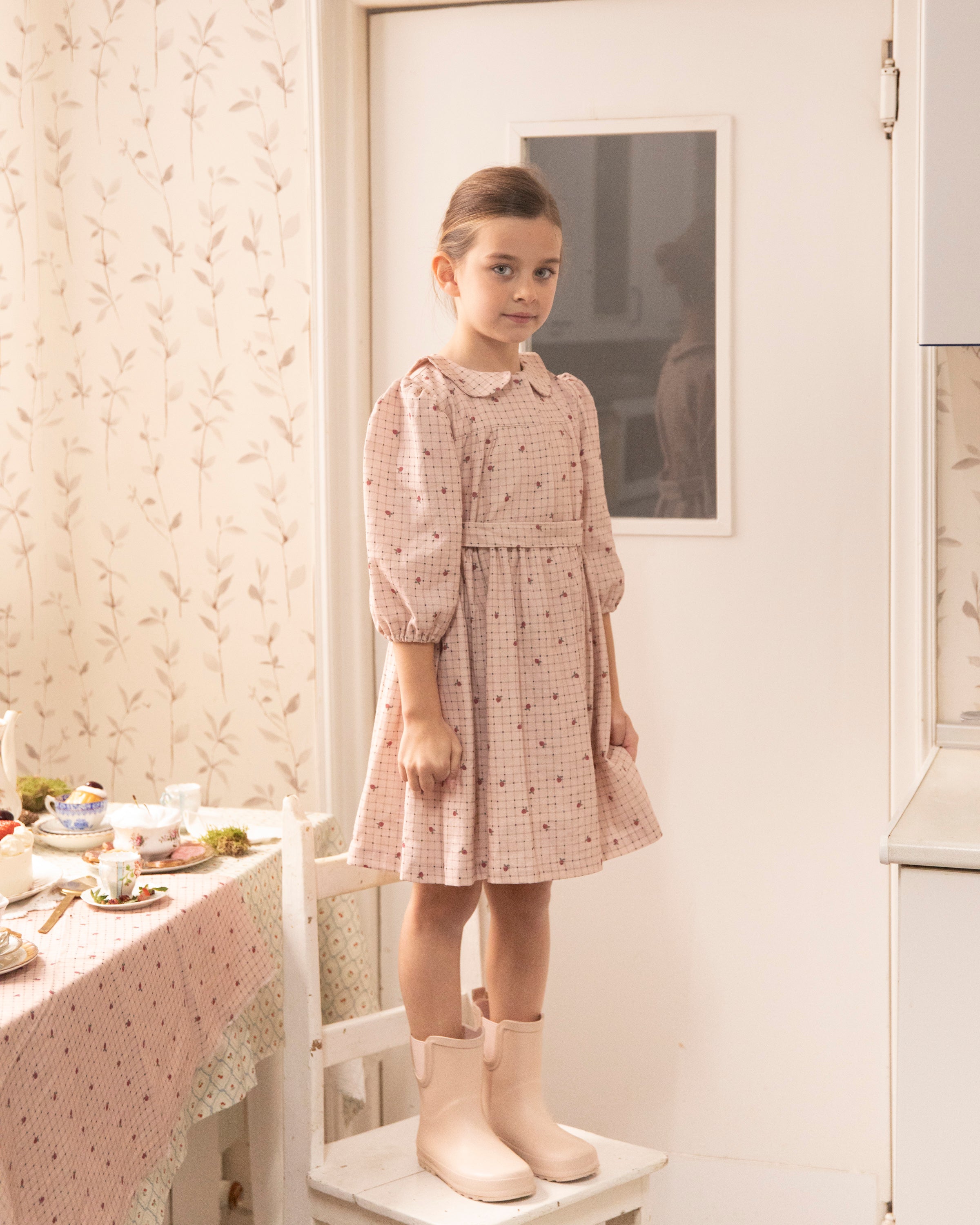 Vestido vichy rosa con fresas Chaumont de Cosmosophie