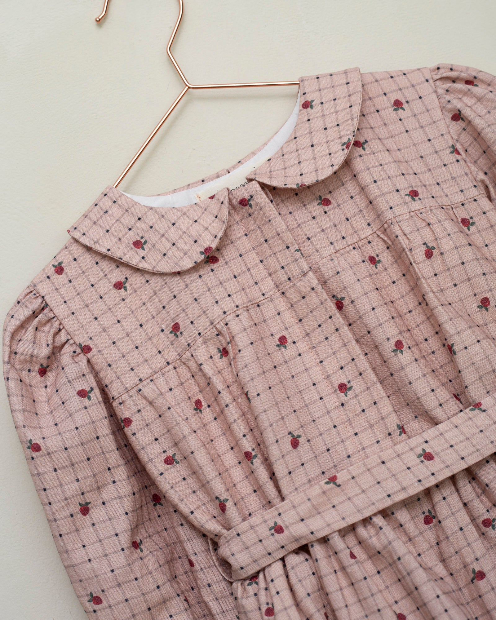 Vestido vichy rosa con fresas Chaumont de Cosmosophie