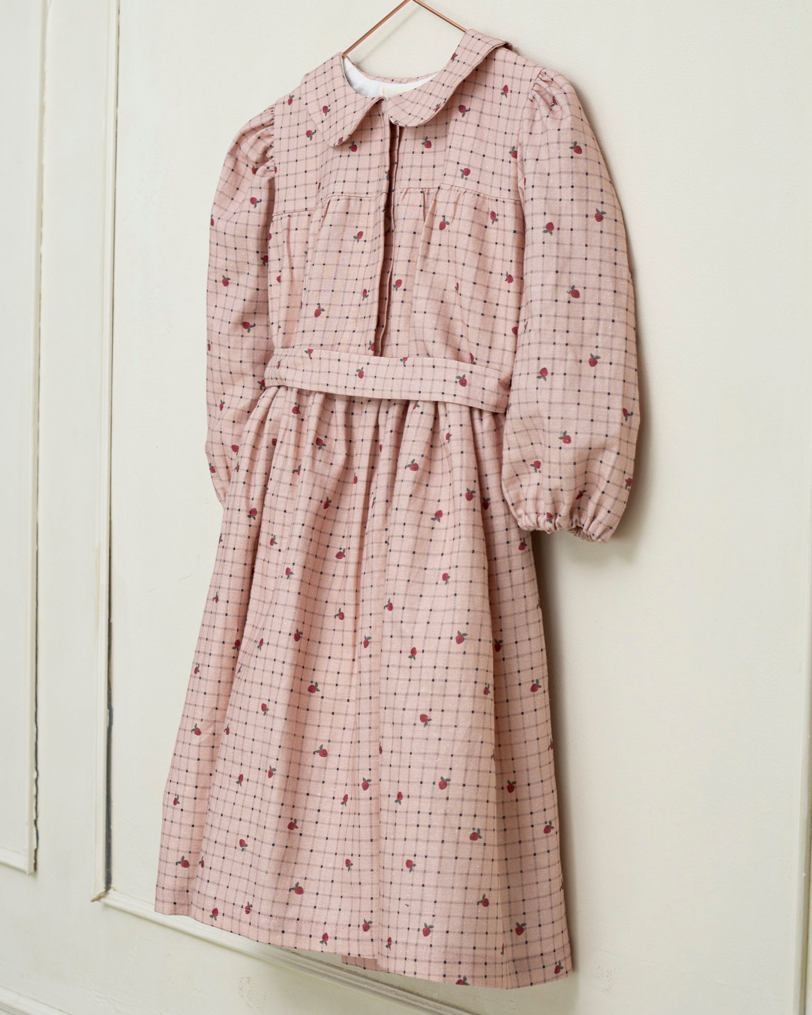 Vestido vichy rosa con fresas Chaumont de Cosmosophie