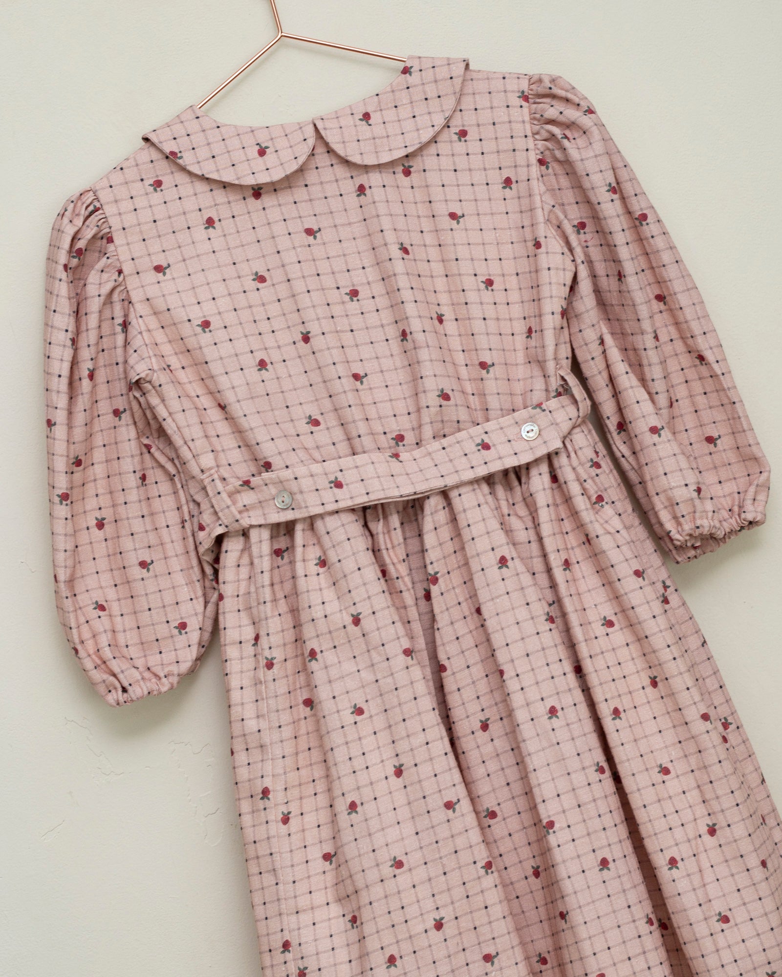 Vestido vichy rosa con fresas Chaumont de Cosmosophie