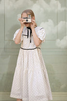 Vestido de florecitas en crudo con flores y detallen en negro. Trajes de invitada para niñas y adolescentes Boda, Primera Comunion Cosmosophie